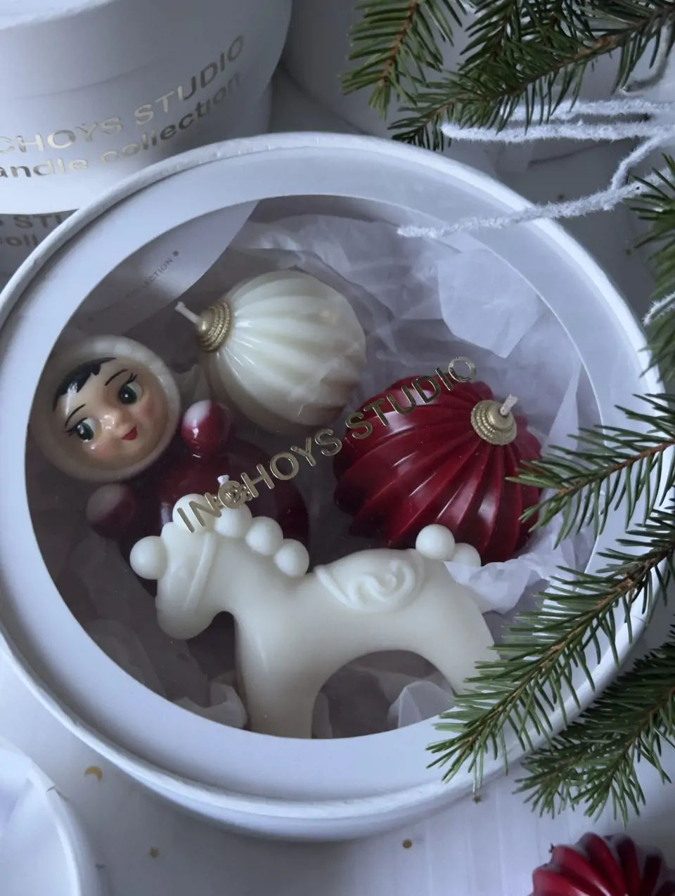 Подарочный набор с белой лошадкой и красной Неваляшкой — изображение 1