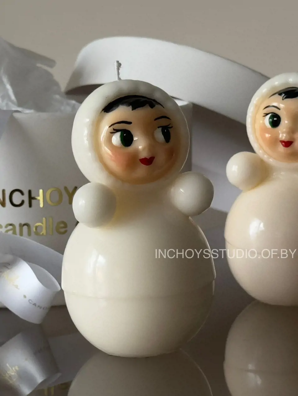 Неваляшка в белом в подарочной коробке  — изображение 1