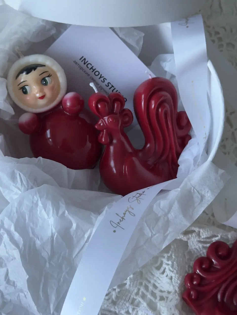 Подарочный набор Петушок и Неваляшка в красном — изображение 1